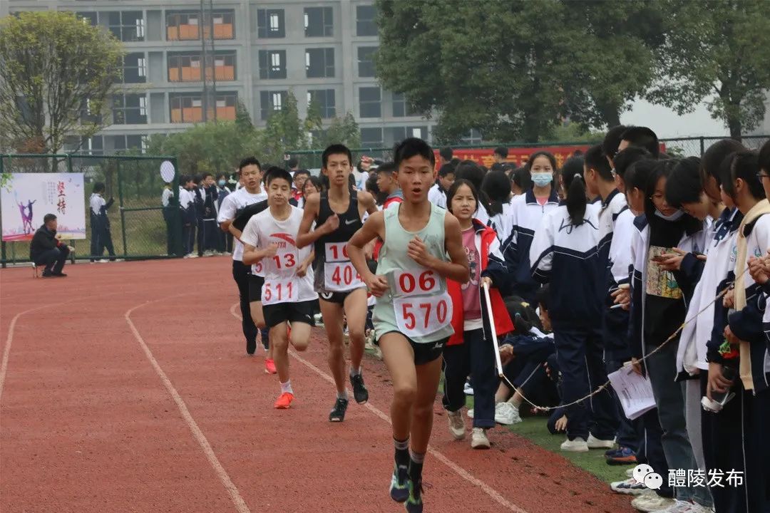 运动会给裁判员加油稿_夏季运动会新闻稿模板_运动加油稿100字左右